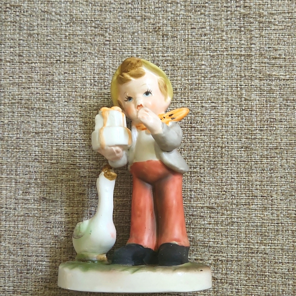 5" porcelain Happy Birthday Goose. Collectors Choice Series.
